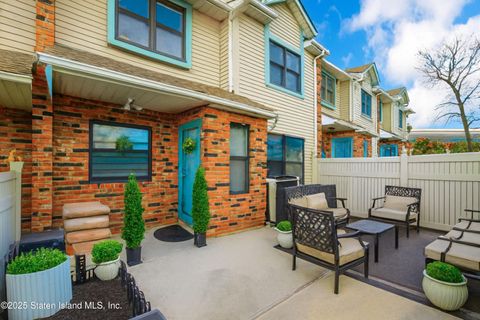 Photo of 68 Gina Court, Staten Island, NY 10314 (MLS # 2506676)