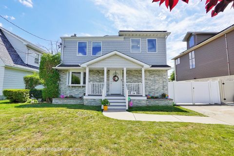 Photo of 106 Raritan Avenue, Staten Island, NY 10304 (MLS # 1163054)