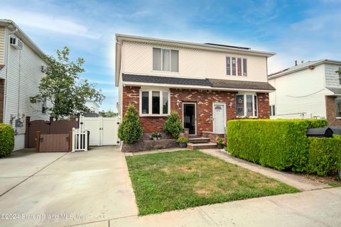 Photo of 472 Dongan Hills Avenue, Staten Island, NY 10305 (MLS # 2404283)