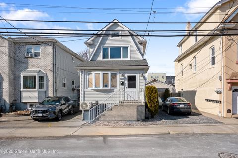 Photo of 61 Robin Road, Staten Island, NY 10305 (MLS # 2500962)