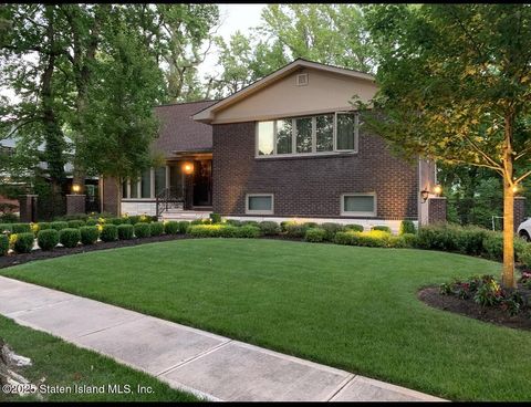 Photo of 14 Merrick Avenue, Staten Island, NY 10301 (MLS # 2503827)