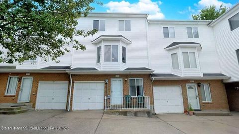 Photo of 350 Aspen Knolls Way, Staten Island, NY 10312 (MLS # 1164899)
