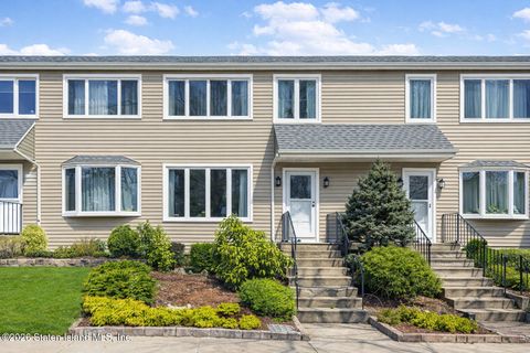 Photo of 221 Balsam Place, Staten Island, NY 10309 (MLS # 2601429)