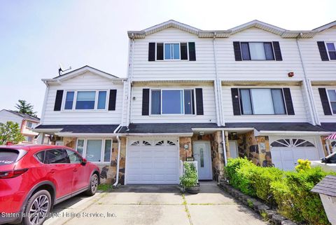 Photo of 250 Carlyle Green, Staten Island, NY 10312 (MLS # 1161987)