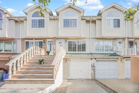 Photo of 33 Ludwig Lane, Staten Island, NY 10303 (MLS # 2505311)