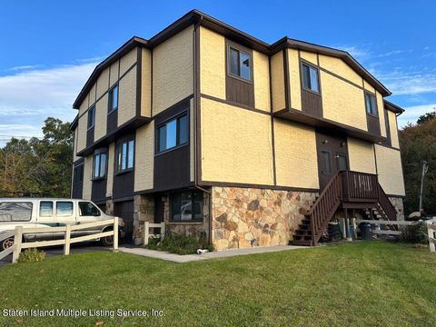 Photo of 48 Parkview Loop, Staten Island, NY 10314 (MLS # 1165365)