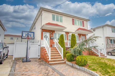Photo of 162 Spratt Avenue, Staten Island, NY 10306 (MLS # 1161058)