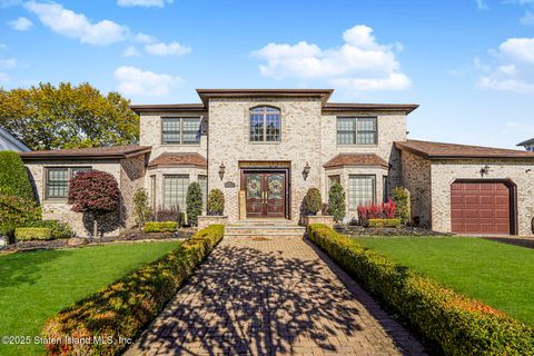 Photo of 987 Ionia Avenue, Staten Island, NY 10309 (MLS # 2506325)