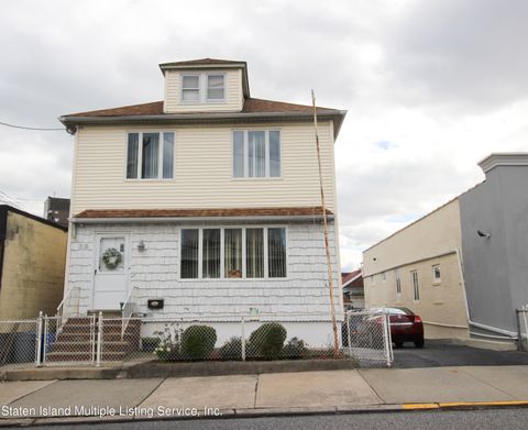 Photo of 38 Dumont Avenue, Staten Island, NY 10305 (MLS # 2401899)