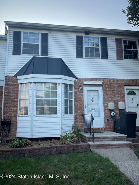 Photo of 506 Golfview Court, Staten Island, NY 10314 (MLS # 2404046)