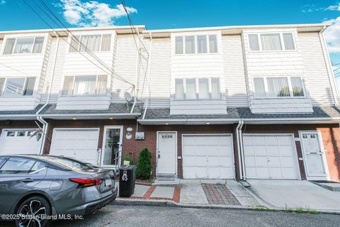 Photo of 63 Avon Lane, Staten Island, NY 10314 (MLS # 2504876)