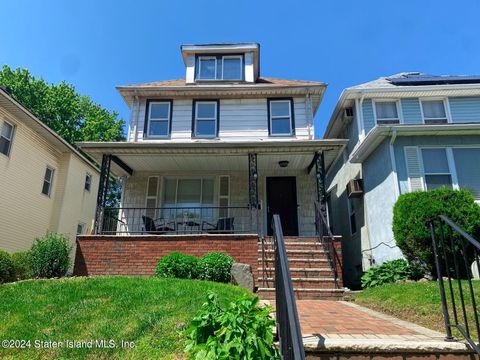 Photo of 16 Bement Avenue, Staten Island, NY 10310 (MLS # 2600430)