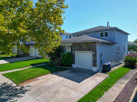 Photo of 766 Klondike Avenue, Staten Island, NY 10314 (MLS # 2505270)