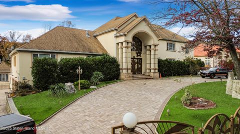 Photo of 724 Todt Hill Road, Staten Island, NY 10304 (MLS # 2600401)