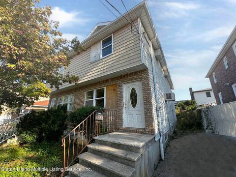 Photo of 124 Cedar Avenue, Staten Island, NY 10305 (MLS # 1164888)