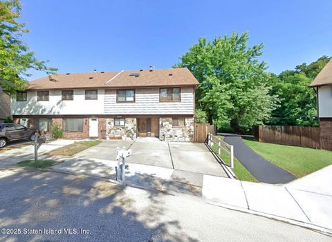 Photo of 366 Rolling Hill Green, Staten Island, NY 10312 (MLS # 2505556)