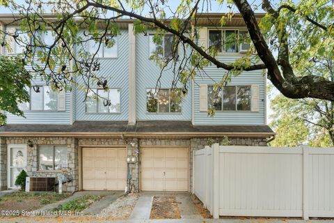 Photo of 857 Bloomingdale Road, Staten Island, NY 10309 (MLS # 2505816)