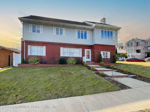Photo of 735 Hylan Boulevard, Staten Island, NY 10305 (MLS # 1160578)