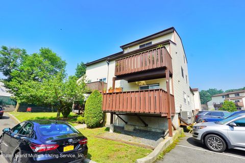 Photo of 338 Timber Ridge Drive, Staten Island, NY 10306 (MLS # 1163134)