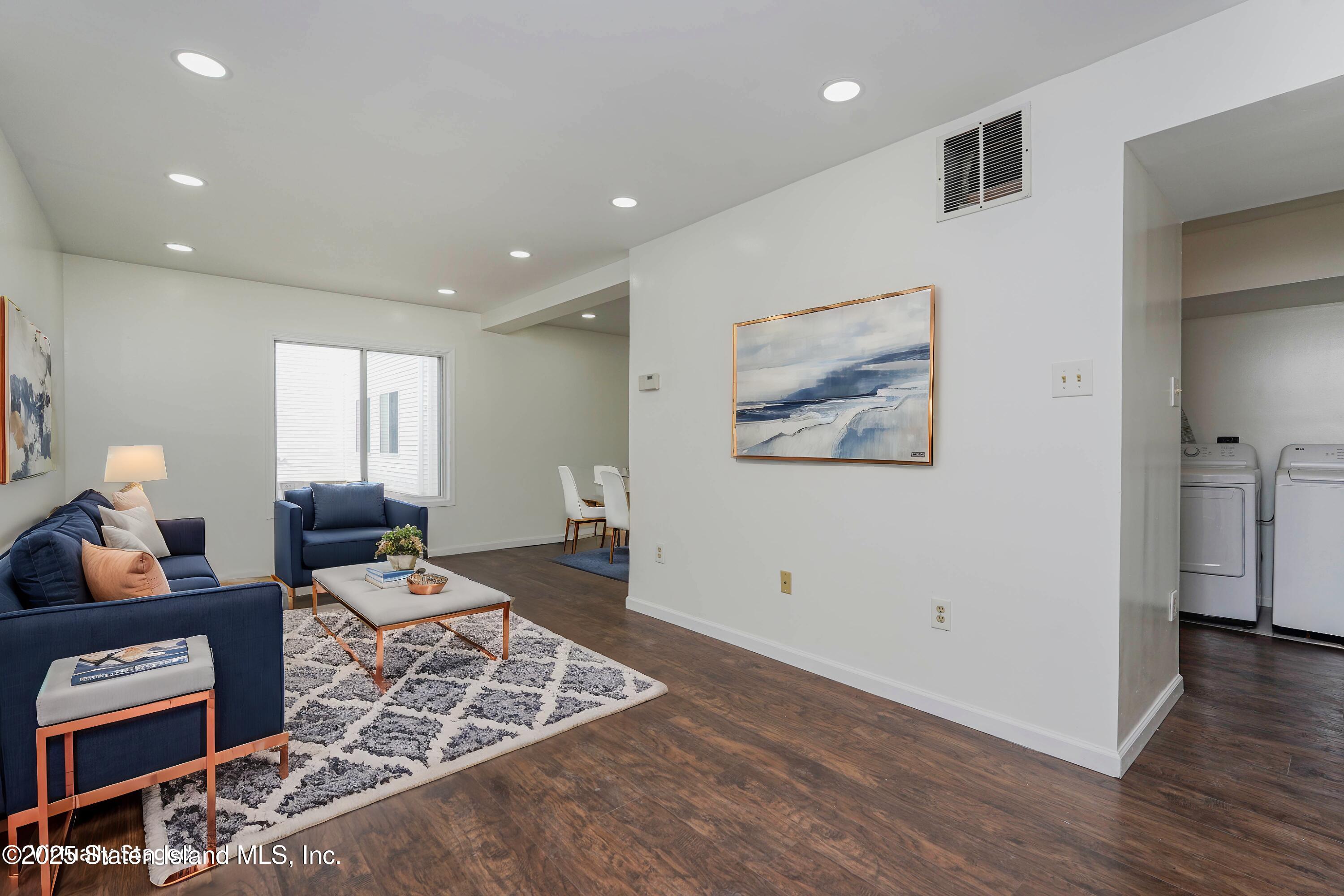 51 Emily Lane, Staten Island, New York image 5