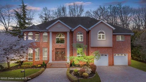 Photo of 10 Maguire Court, Staten Island, NY 10309 (MLS # 2502173)