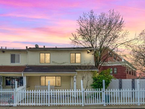 Photo of 6 Greentree Lane, Staten Island, NY 10314 (MLS # 2602304)
