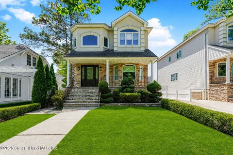 Photo of 38 Cloverdale Avenue, Staten Island, NY 10308 (MLS # 2602588)