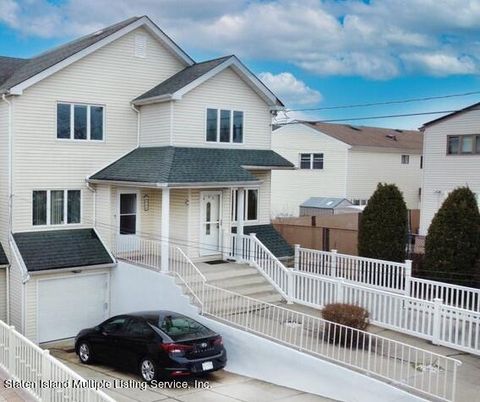 Photo of 48 Brook Avenue, Staten Island, NY 10306 (MLS # 1160983)