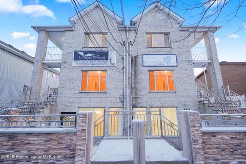 Photo of 1330 Rockland Avenue, Staten Island, NY 10314 (MLS # 2600293)