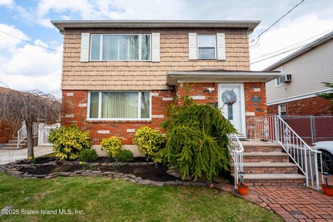 Photo of 47 Cedarview Avenue, Staten Island, NY 10306 (MLS # 2501662)