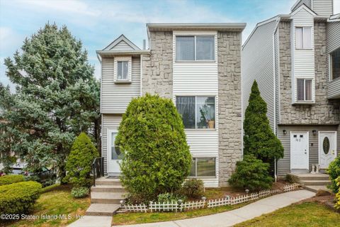Photo of 49 Wolkoff Lane, Staten Island, NY 10303 (MLS # 2501820)
