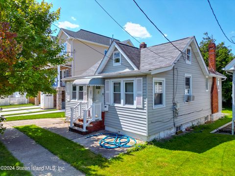 Photo of 261 Rudyard Street, Staten Island, NY 10306 (MLS # 2404837)