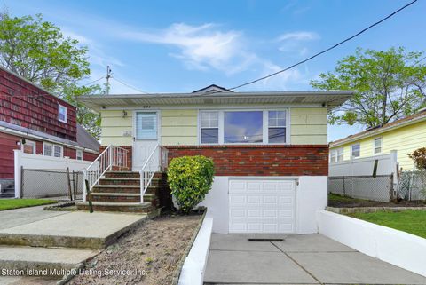 Photo of 274 Dixon Avenue, Staten Island, NY 10303 (MLS # 2401825)