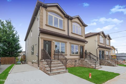 Photo of 15 Wolverine Street, Staten Island, NY 10306 (MLS # 1164611)