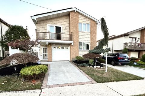 Photo of 96 Braisted Avenue, Staten Island, NY 10314 (MLS # 2406581)