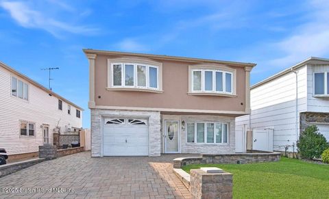 Photo of 32 Brunswick Street St, Staten Island, NY 10314 (MLS # 2501072)