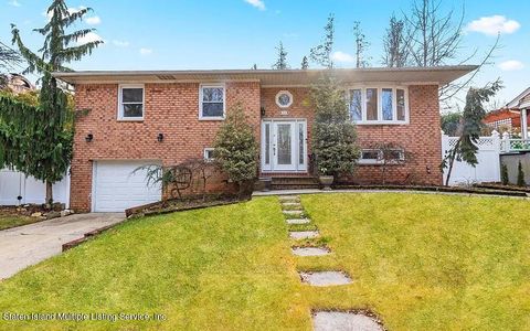 Photo of 32 Singleton Street, Staten Island, NY 10309 (MLS # 1162491)