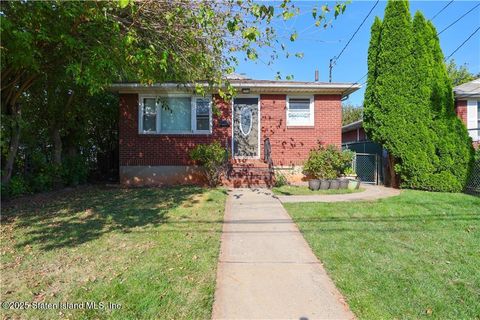 Photo of 25 Lincoln Avenue, Staten Island, NY 10306 (MLS # 2505961)