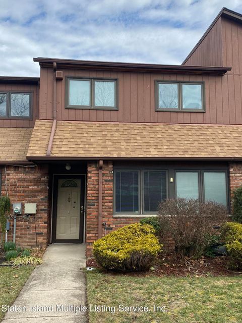 Photo of 43 Gateway Drive, Staten Island, NY 10304 (MLS # 1160584)