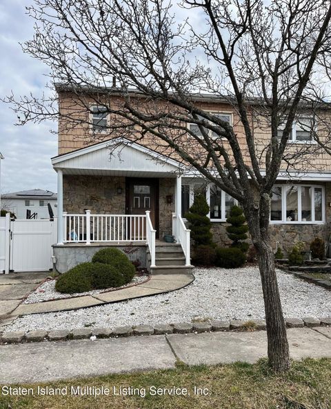 Photo of 403 Montreal Avenue, Staten Island, NY 10306 (MLS # 2401142)