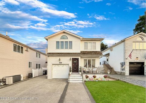 Photo of 18 Lynbrook Court, Staten Island, NY 10309 (MLS # 2506437)