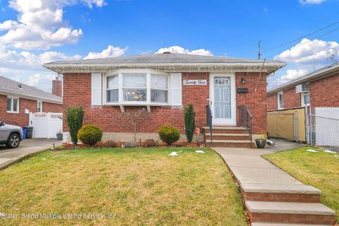 Photo of 24 Peter Avenue, Staten Island, NY 10306 (MLS # 2401210)