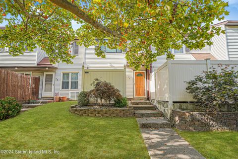Photo of 18 Bunnell Court, Staten Island, NY 10312 (MLS # 2501450)