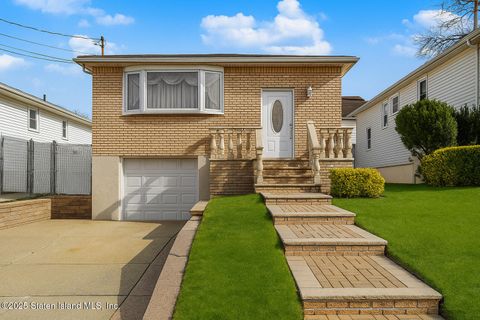 Photo of 141 N Pine Terrace, Staten Island, NY 10312 (MLS # 2507131)