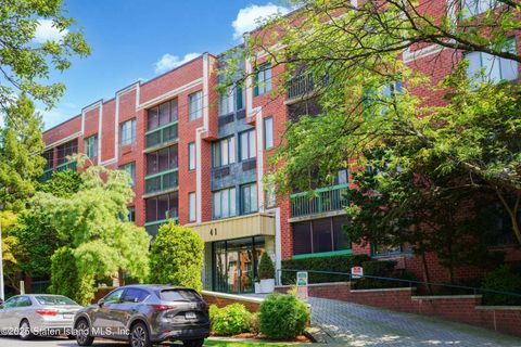 Photo of 41 Wellington Court #1i, Staten Island, NY 10314 (MLS # 2505580)