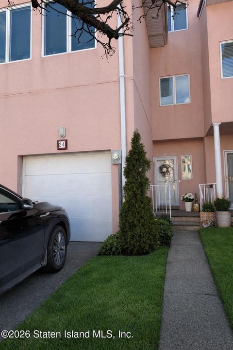 Photo of 24 Harbour Court, Staten Island, NY 10308 (MLS # 2600808)