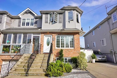 Photo of 32 Townsend Avenue, Staten Island, NY 10304 (MLS # 1162072)