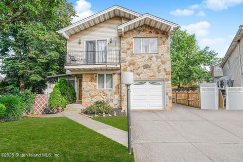 Photo of 76 Lucille Avenue, Staten Island, NY 10309 (MLS # 2504236)