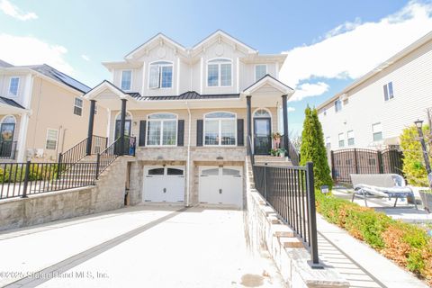 Photo of 16 Berkshire Lane, Staten Island, NY 10309 (MLS # 2502007)