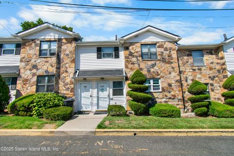 Photo of 17 Bradley Court #A, Staten Island, NY 10314 (MLS # 2505127)